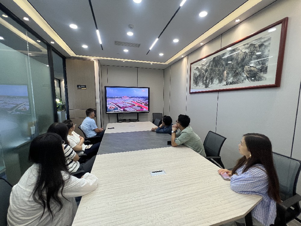 四季春公司组织员工观看反法西斯胜利80周年阅兵，激发爱国情怀